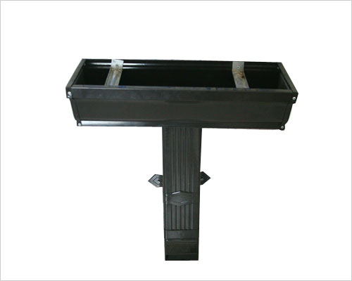 6.5k型彩鋁落水系統(tǒng) 彩鋁落水系統(tǒng)檐溝一定要按先底邊后側(cè)邊的順序鉚接,這樣較美觀.彈線,以確保檐溝水平,落水管豎直.