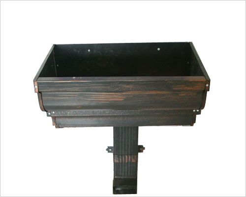 300型彩鋁落水系統(tǒng) 6K型彩鋁落水系統(tǒng)有高低屋面的屋檐上安裝檐溝時,需增加側墻泛水板,防止墻被污染.